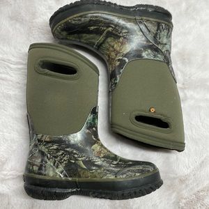 Kids classic Bogs mossy oak camouflage size 1 youth